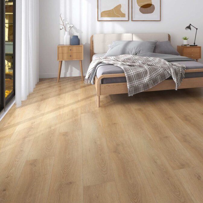 Raumfoto eines Klick Vinyls in heller und beiger Holzoptik in einem Schlafzimmer. 