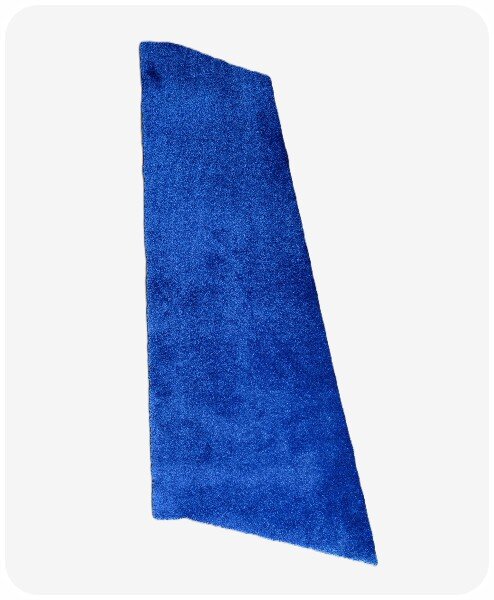 Komplex geschnittener Teppich in Blau vor weißem Hintergrund