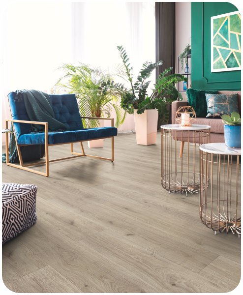 Laminatbodenbelag in Holzoptik in grauer Holzoptik in einem Wohnzimmer 