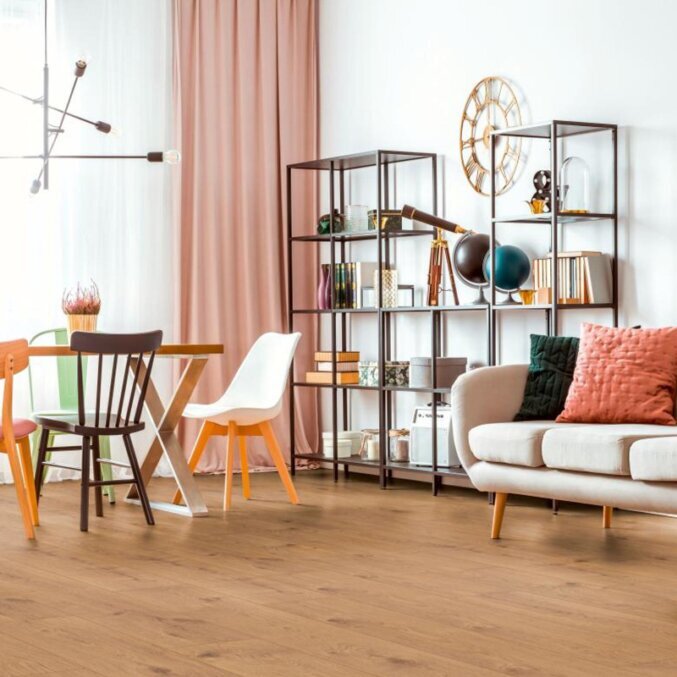 Raumfoto eines Laminats in brauner Eichenholzoptik in einen Wohnzimmer mit dunklen Furchen