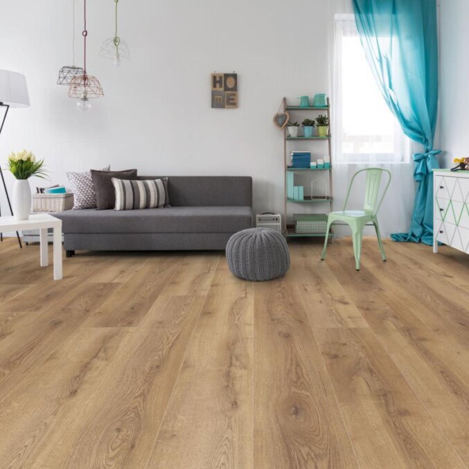 Raumfoto eines Laminats in einem Wohnzimmer. Das Laminat hat eine braune und etwas rustikalere bzw. naturbelassenere Holzoptik und besonders lange Dielen.