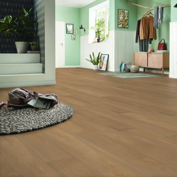 Raumfoto eines Laminats in einem Flur. Das Laminat hat eine braune Eichenholzoptik mit feiner Holzmaserung.