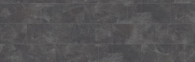 Nahaufnahme des Laminats Fliesenoptik Himalaya D3079. Das Laminat hat eine schwarze Fliesenoptik mit grauen Elementen. Die Dielen sind besonders breit.