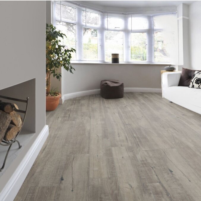 Raumfoto eines Laminats in grauer und rustikaler Eichenholzoptik in einem Wohnzimmer