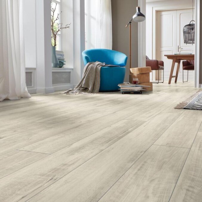 Raumfoto eines Laminats in cremeweißer Eichenholzoptik in einem Wohnzimmer mit grauen Akzenten 