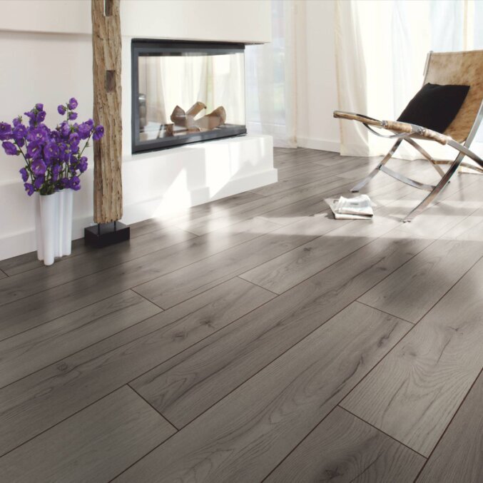 Raumfoto eines Laminats in dunkelgrauer Eichenholzoptik in einem Wonhzimmer mit leichter rustikaler Optik