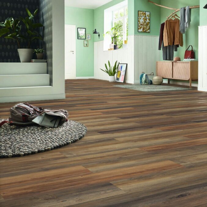 Raumfoto eines Laminats mit breiten Dielen in dunkelbrauner und dunkelgrauer Eichenholzoptik in einem großen Wohnzimmer 