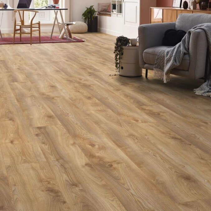 Raumfoto eines Laminats in einem Wonhzimmer. Das Laminat hat eine natürlich wirkende Eichenholzoptik in brauner Farbe und etwas rustikalerer Maserung. Zudem sind die Dielen besonders lang.