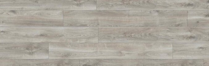 Nahaufnahme des Laminats Laminat Makro Eiche Silber D4797. Das Laminat hat eine graue und silbrige Eichenholzoptik und besonders lange Dielen.