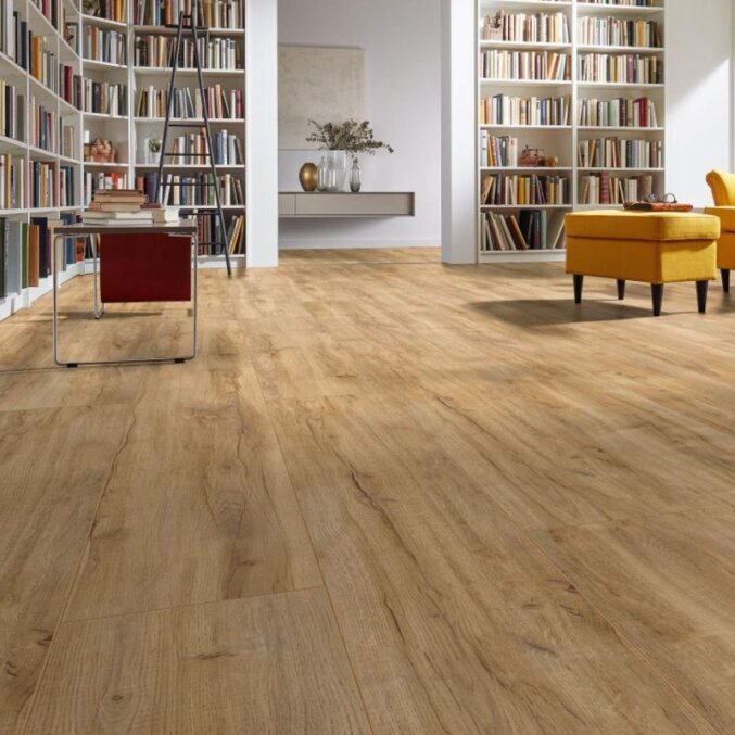 Raumfoto eines Laminats in einer privaten Bibliothek. Das Laminat hat eine rustikale Eichenholzoptik mit dunklen Rissen und breite Dielen. Gefärbt in Hellbraun.