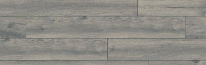 Nahaufnahme eines Laminats in eher dunkler und grauer Eichenholzoptik mit leichten dunklen Maserungen