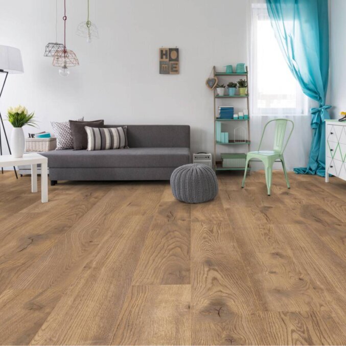 Raumfoto eines Laminats in einem Wohnzimmer. Das Laminat hat eine rustikale Eichenholzoptik mit dunkelgrauen Furchen und Rissen und breiten Dielen. Gefärbt in einem eher hellbraunen Farbton.