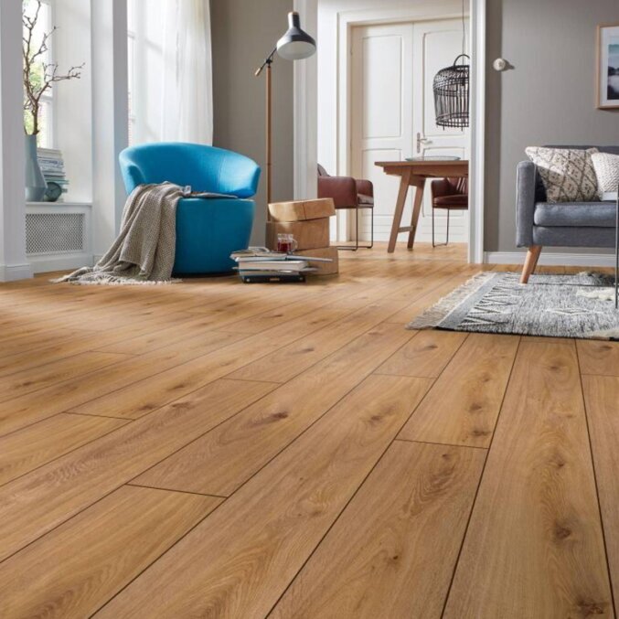 Raumfoto eines Laminats in brauner Eichenholzoptik in einem großen Wohnzimmer mit sehr dunklen Furchen