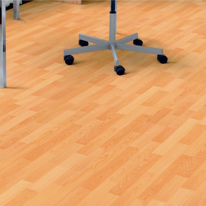Laminat in Buchenholzoptik in einem Heimbüro. Im Hintergrund ist ein silberner Schreibtischstuhl.