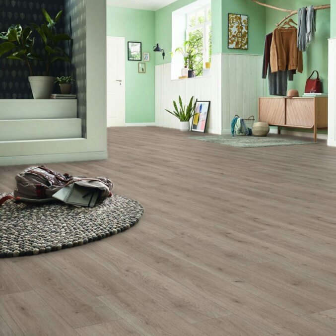 Raumfoto eines Klick Vinyls in heller und beiger Holzoptik in einem Schlafzimmer. 