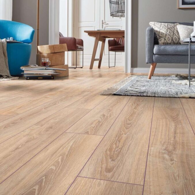 Raumfoto eines Laminats in heller und beiger Eichenholzoptik in einem großen Wohnzimmer mit klar erkennbaren und hellen Maserungen