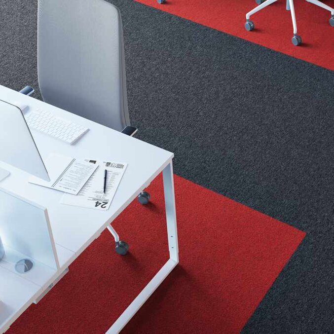 Teppichfliesen in Schwarz und Grau in einem Büro