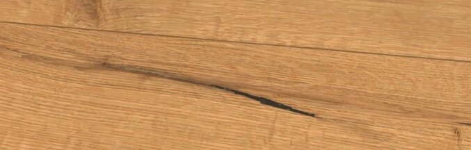 Nahaufnahme eines Parketts mit farblosem Öl gegen Schmutz. Natürliche Eichenholzptik mit schwarzen Furchen und Rissen.