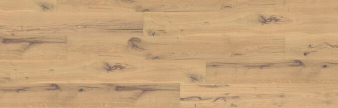 Nahaufname des Parkett Eiche Namur. Parkett aus Eichenholz mit gebürsteter Oberfläche in hellem Braunton. Schwarze Furchen und Risse sorgen für eine rustikale Optik.