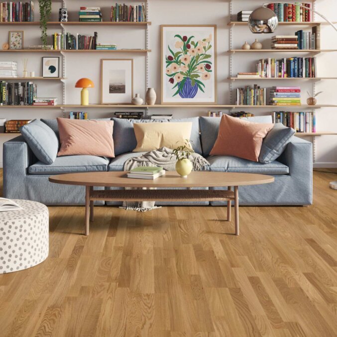 Raumbild eines Parkettboden in dunkelbrauner Farbe. Eichenholz ohne rustikale Elemente wie etwa Risse.