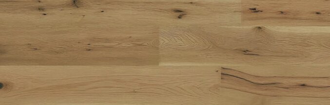 Nahaufnahme eines Parkettbodens. Dunkelbraunes Eichenholz mit langen und schwarzen Rissen.