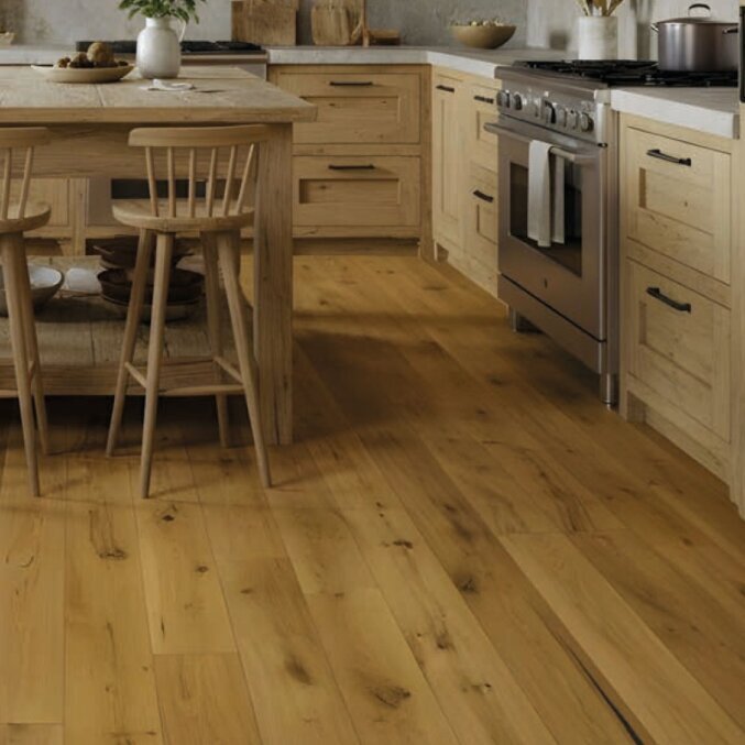 Raumbild eines Parkettbodens in einer Küche. Dunkelbraunes Eichenholz mit langen und schwarzen Rissen