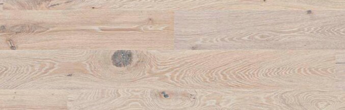 Nahaufnahme eines Parkettbodens in heller, gekalkter Eichenholzoptik. Mit dunklen Furchen für eine rustikale Ausstrahlung