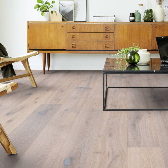 Raumfoto eines Parkettbodens in heller, gekalkter Eichenholzoptik. Mit dunklen Furchen für eine rustikale Ausstrahlung