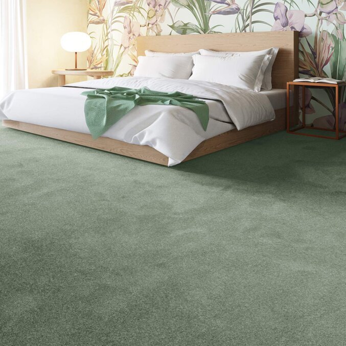 Grüner Teppichboden in einem Schlafzimmer