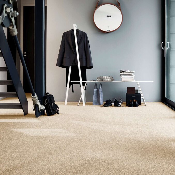 Teppichboden in Hellbeige in einem Flur