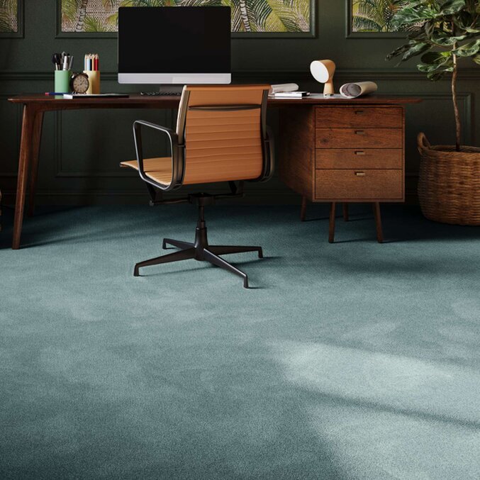 Teppichboden in Blau in einem Heimbüro