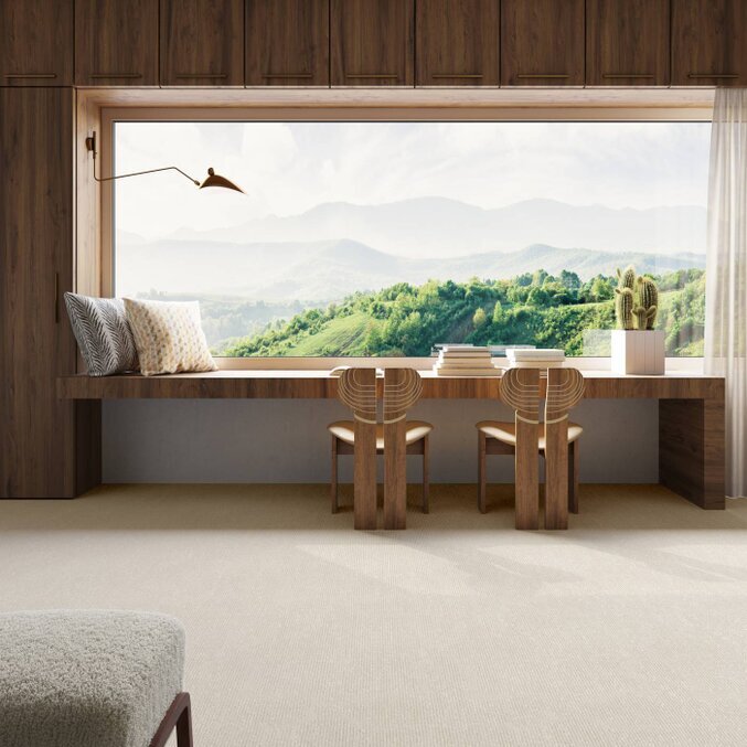 Teppichboden in der Farbe Weiß in einem Wohnraum mit Ausblick