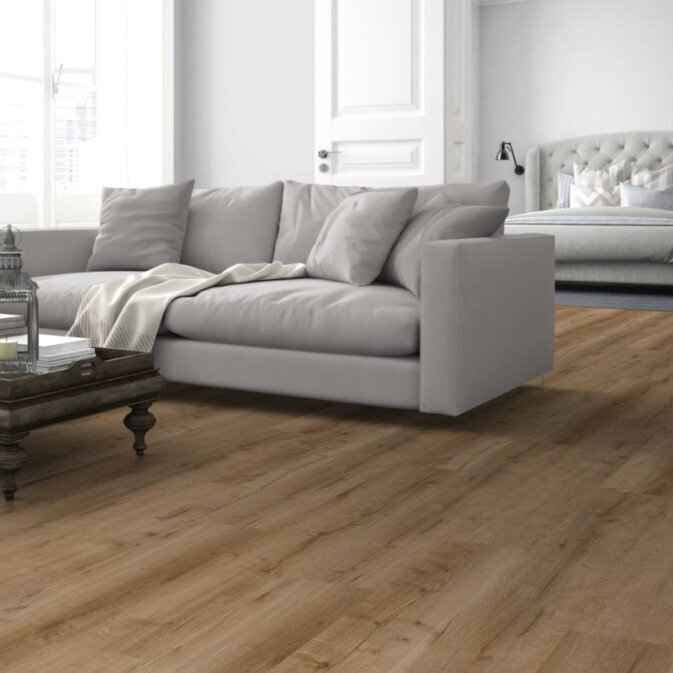 Raumbild eines Klebe Vinyl in natprlich wirkender Eichenholzoptik. Gefärbt in einem eher dunklen Braun.