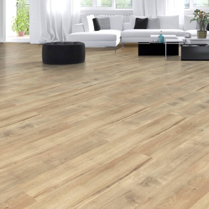 Raumfoto eines Klick Vinyls in einem Wohnzimmer. Der Vinyl hat eine braun und beige Farbmischung und verwaschene dunkelbraune Risse