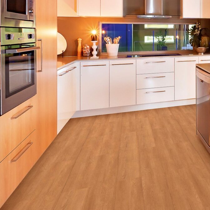 Raumbild eines Klick Vinyls in rötlich brauner Holzoptik in einer Küche. Die Holzmaserungen sind fein aber gut erkennbar