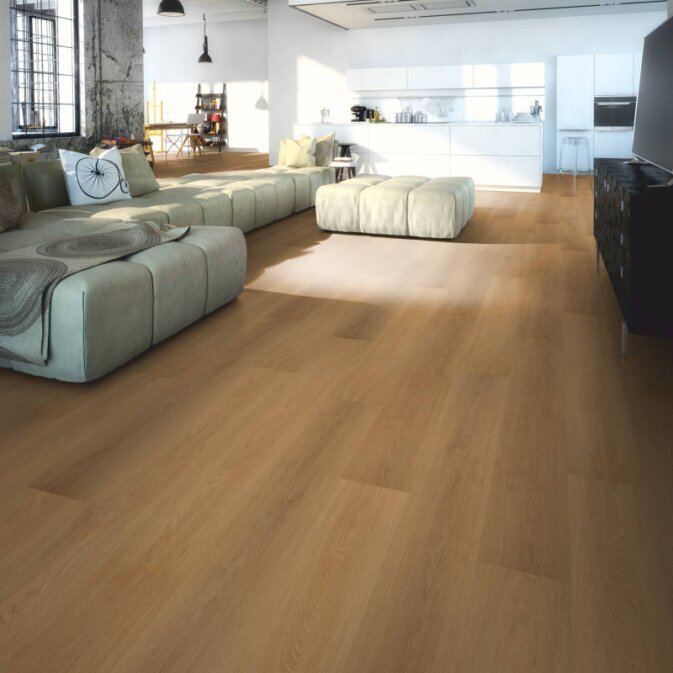 Klick Vinyl in brauner Eichenholzoptik in einem Wohnzimmer. Das Vinyl hat eine feine Holzmaserung