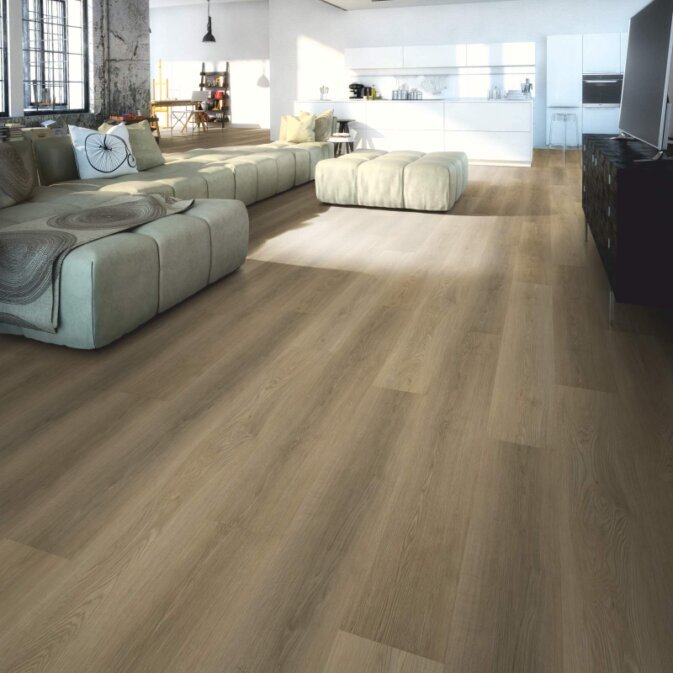 Raumbild eines Klick Vinyls in dunkelbrauner und leicht gräulicher Optik in einem Wohnzimmer.