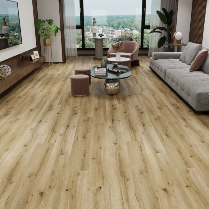 Raumfoto eines Klick Vinyls in hellbrauner Holzoptik mit klaren schwarzen Furchen und Rissen in einem Wohnzimmer. 