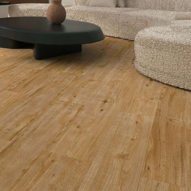 Raumfoto eines Klick Vinyls in brauener Holzoptik mit leichter rustikaler Art in einem Wohnzimmer