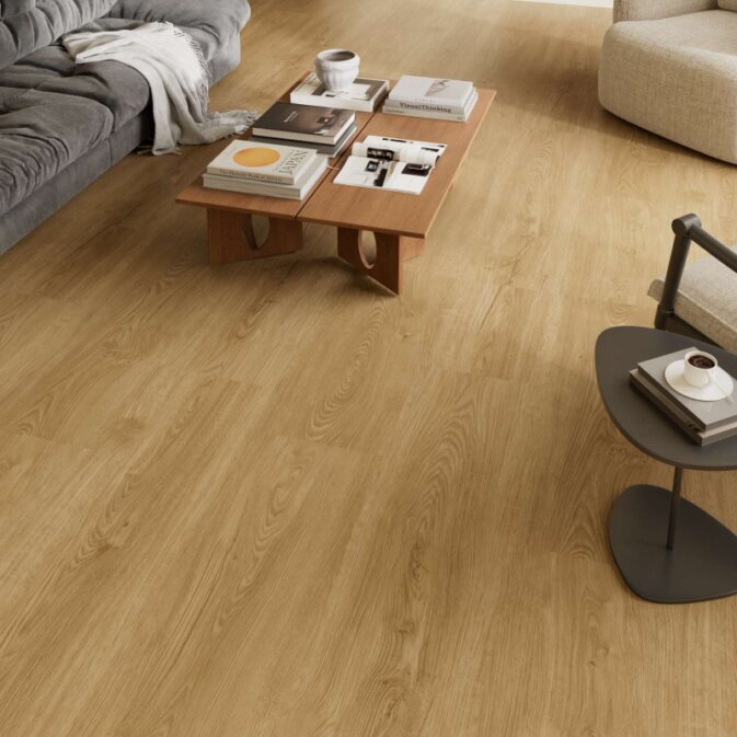 Raumfoto eines Klick Vinyl in natürlicher brauner Holzoptik mit eher feinen aber gut erkennbaren Holzmaserungen