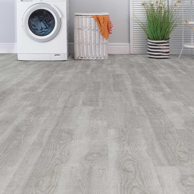 Raumbild eines grauen Klick Vinyls in Holzoptik in einem Waschraum.