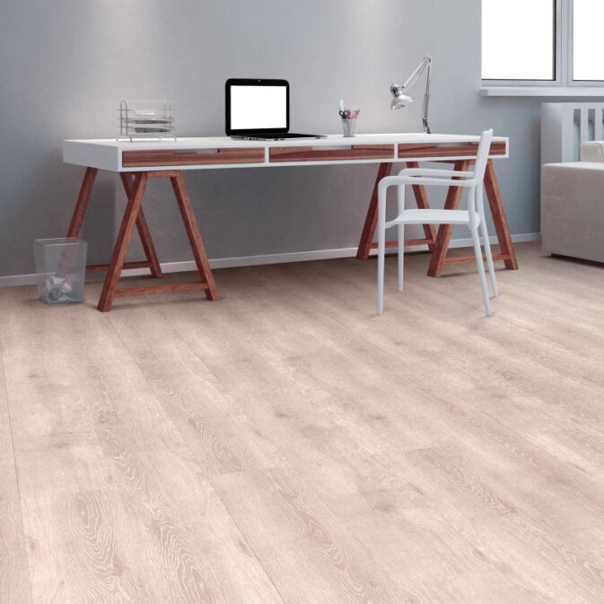 Klick Vinyl in einem Bürobereich. Holzoptik und farblich eine Mischung aus Beige und Grau mit hellen Maserungen
