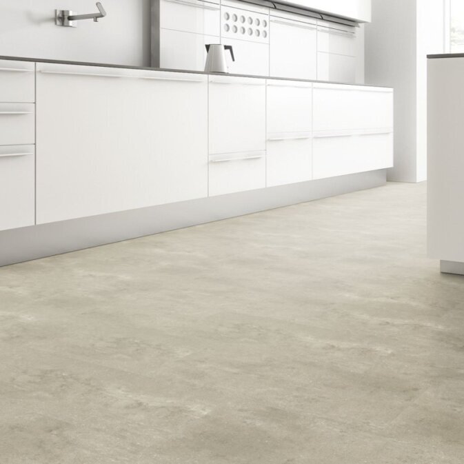 Raumfoto eines Klick Vinyl in beiger Betonoptik in einer weißen Küche.