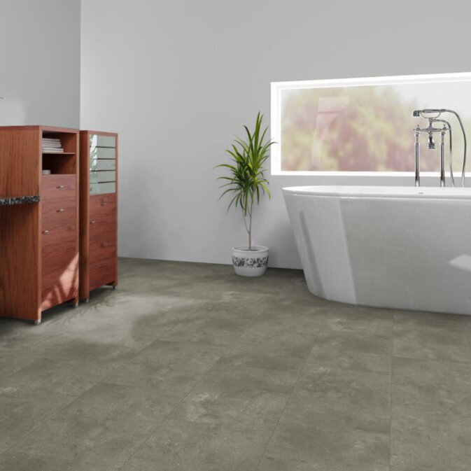 Raumfoto eines Klick Vinyls in Betonoptik, welche leicht heller als übliche graue Betonfarbe ist. Dargestellt in einem Badezimmer. 