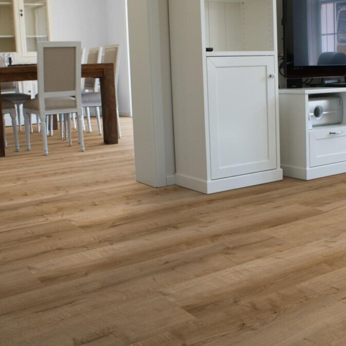 Raumfoto eines Klick Vinyls in einem Wohnzimmer. Das Vinyl hat eine natürliche, braune Holzoptik. 