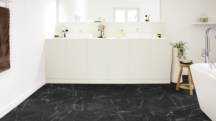 Schwarzer Klebe-Vinyl in Marmoroptik in einem weißen und modernen Badezimmer.