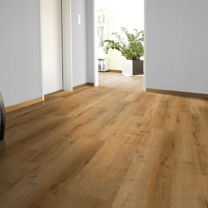 Raumfoto eines Klick Vinyls in einem Flur. Der Boden hat eine rustikale und dunkelbraune Holzoptik.