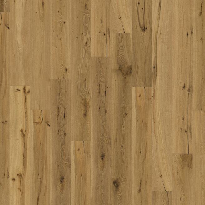 Flächenbild eines Parkettbodens in dunkelbrauner, rustikaler Holzoptik aus Eiche. Mit schwarzen Furchen und Rissen. 